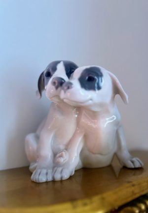 Sculpture ancienne de deux chiens en porcelaine Royal Copenhague – Époque Art déco Prix de vente de 164 euros  Livraison partout en France au choix 
