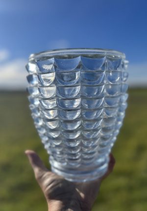 Vase Art déco en verre pressé moulé bleuté – années 1930