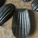 Moules à madeleines anciens en fer blanc – Lot de 7 plaques datant du début du XXe une rareté pleine de charme 