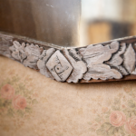 Miroir ancien époque Art déco en bois patiné crème