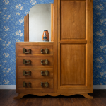 Armoire asymétrique art déco en noyer massif – commode et penderie intégrées – 183 cm Prix de vente de 399 euros Livraison partout en France en rdc 150 euros