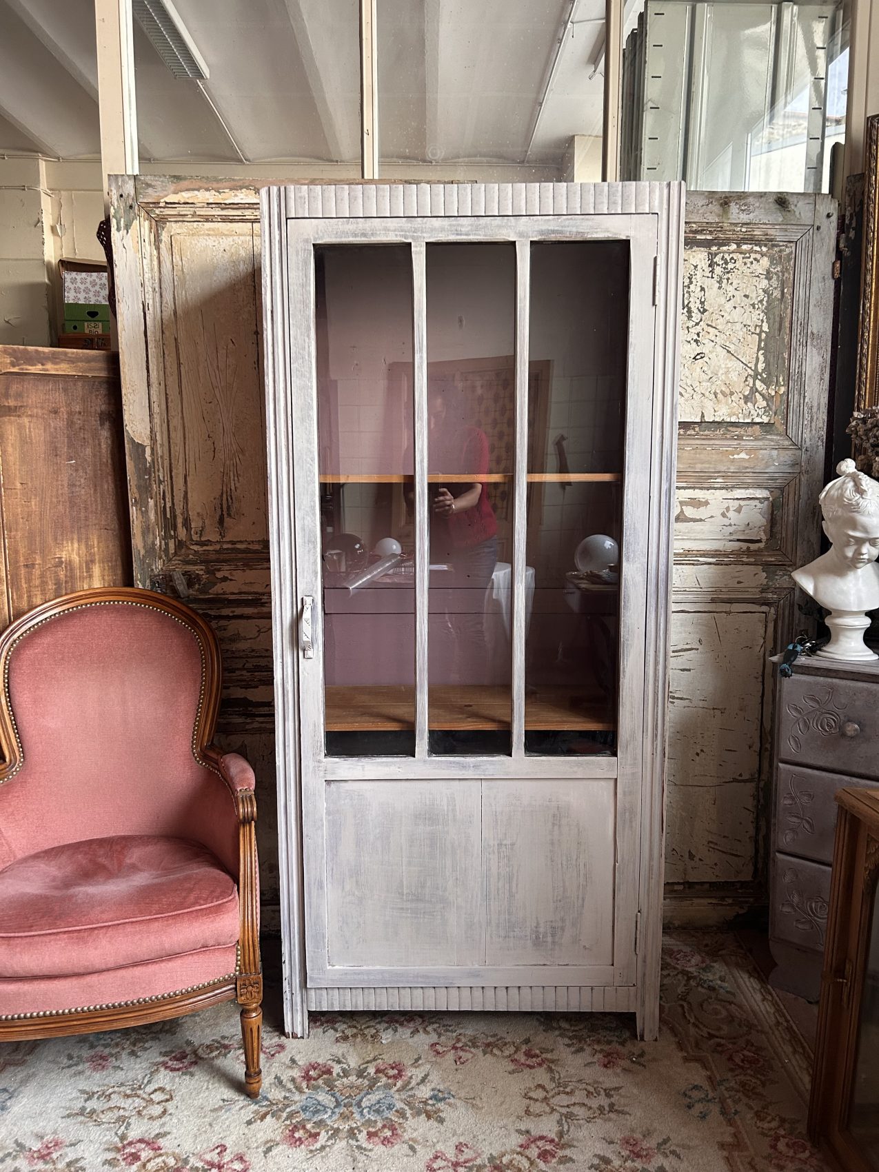 Petite armoire parisienne art déco vitrée patine blanche- un classique intemporel – Image 8