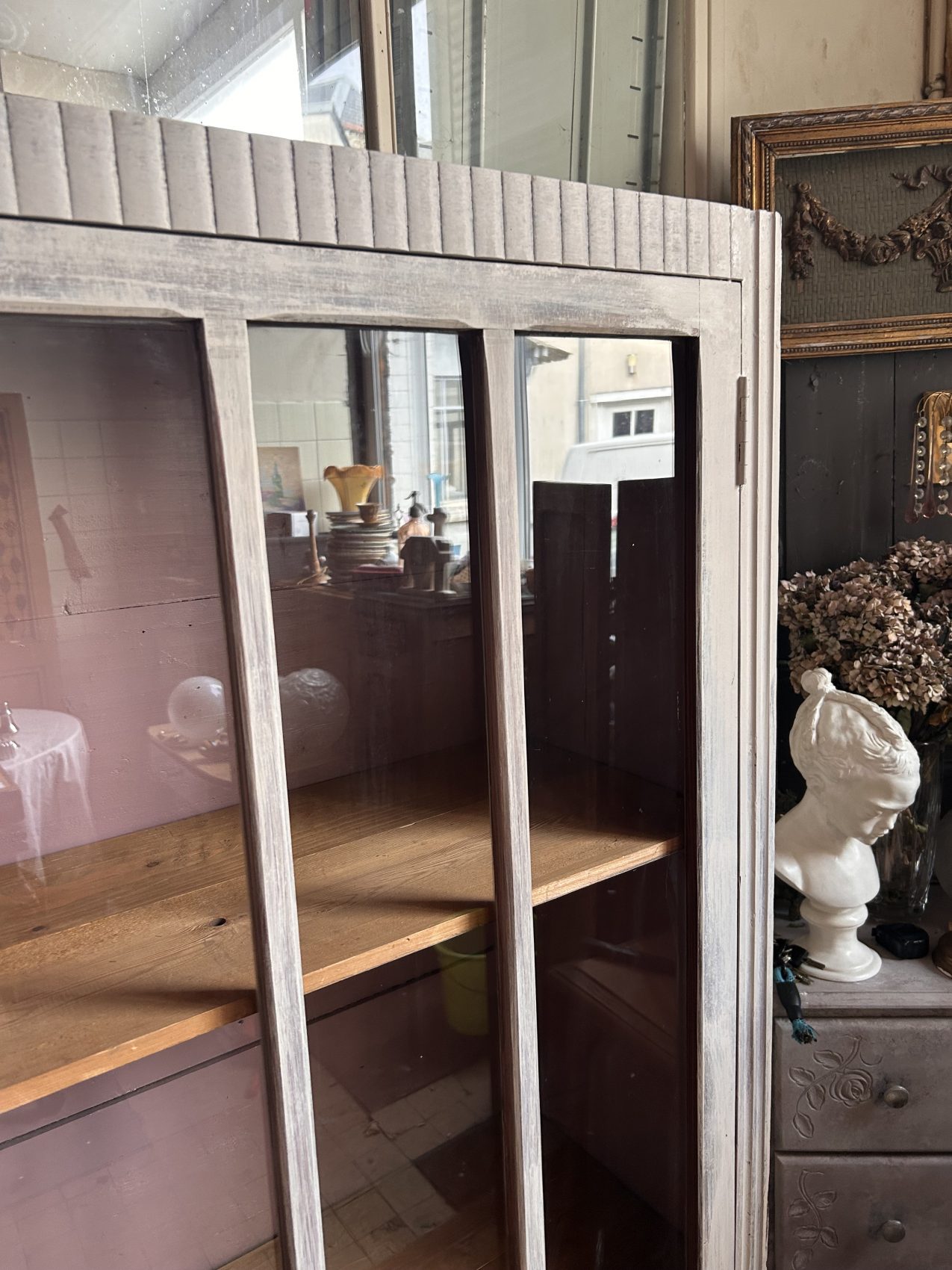 Petite armoire parisienne art déco vitrée patine blanche- un classique intemporel – Image 9