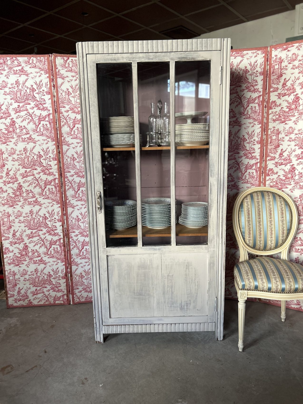 Petite armoire parisienne art déco vitrée patine blanche- un classique intemporel – Image 4