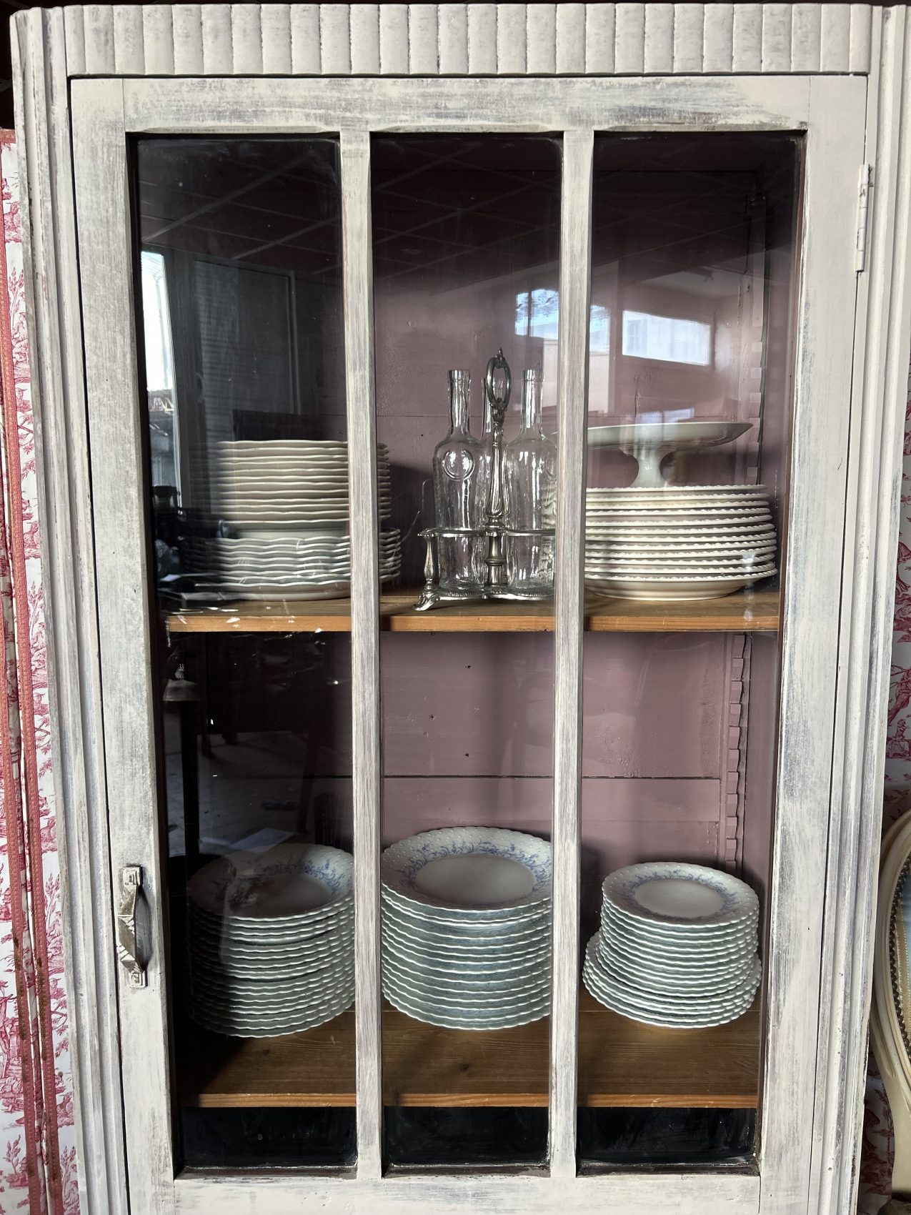 Petite armoire parisienne art déco vitrée patine blanche- un classique intemporel – Image 5