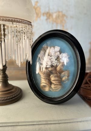 Reliquaire capillaire ancien sous verreTravail artisanal fin XIXe – début XXe siècle