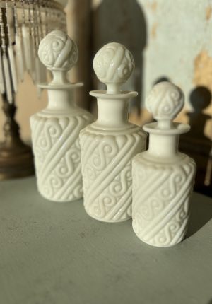 Trio de flacons de toilette anciens en opaline blanche