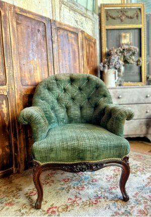 Fauteuil crapaud ancien capitonné velours vert anglais patiné et acajou