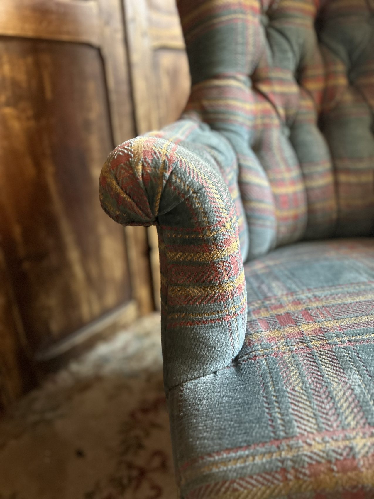 Fauteuil anglais ancien capitonné - rénovation tapissier - un havre de confort le chic en plus – Image 2