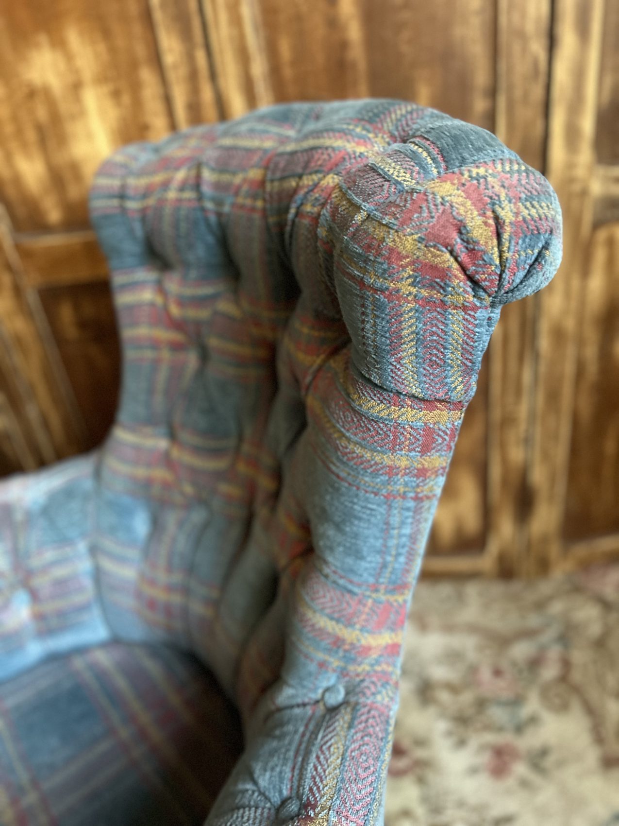 Fauteuil anglais ancien capitonné - rénovation tapissier - un havre de confort le chic en plus Prix de vente de 247 euros Livraison partout en France 80 euros
