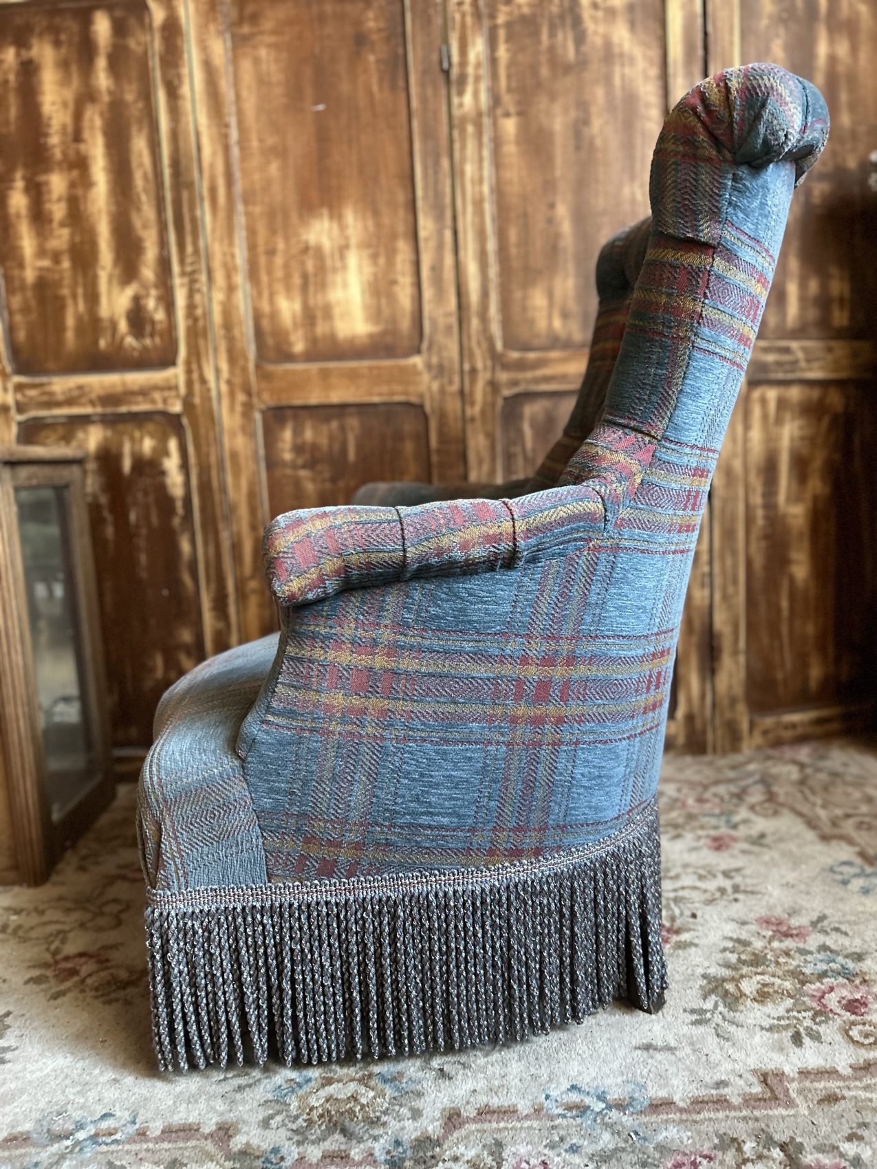 Fauteuil anglais ancien capitonné - rénovation tapissier - un havre de confort le chic en plus Prix de vente de 247 euros Livraison partout en France 80 euros