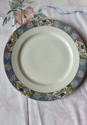 Série de douze assiettes plates en porcelaine de Limoges, décor oiseaux, début XXe siècle