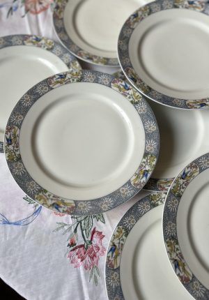 Série de douze assiettes plates en porcelaine de Limoges, décor oiseaux, début XXe siècle