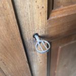 Armoire asymétrique art déco en noyer massif – commode et penderie intégrées – 183 cm Prix de vente de 399 euros Livraison partout en France en rdc 150 euros