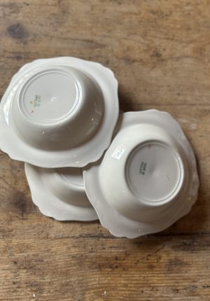 Trio de petits plats creux en faïence anglaise Art Déco – 16 x 16 cm