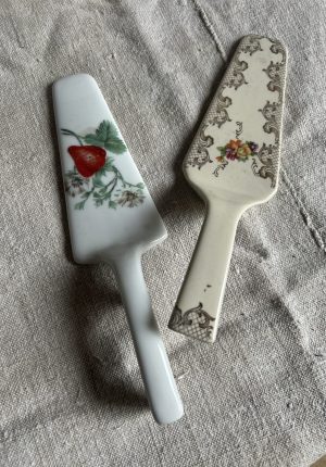 Deux pelles à tarte anciennes années 50 et 60 – porcelaine et faïence accessoires chics et rares