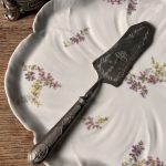 Plat ancien en porcelaine à motifs de fleurs époque 1900 avec sa pelle à tarte, un charme fou  Prix de vente de 52 euros  Livraison partout en France au choix 