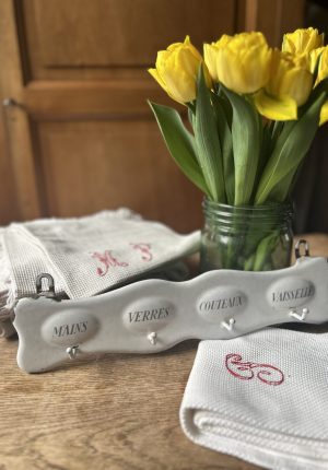 Porte-torchon ancien en tôle peinte – première partie du XXe siècle Petite rareté pleine de charme