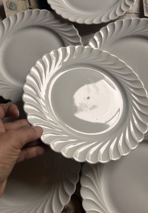 Série de 6 assiettes anciennes en porcelaine blanche torsadée un beau classique intemporel