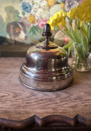 Grande cloche ancienne en métal argenté – diamètre 30 cm avec son plateau en verre sur piédouche  Prix de vente de 86 euros  Livraison partout en France 