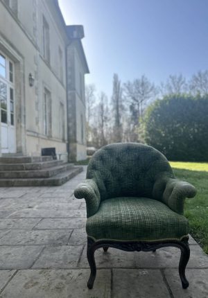 Fauteuil ancien capitonné velours vert anglais patiné et acajou  Une star du XIXe