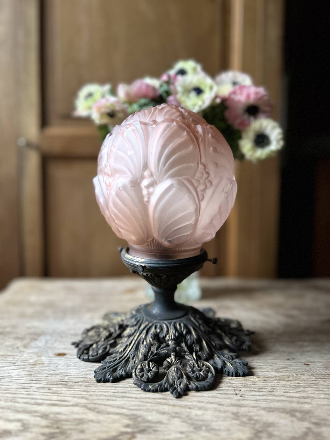 Plafonnier Art déco en bronze et pâte de verre vieux rose – motif floral