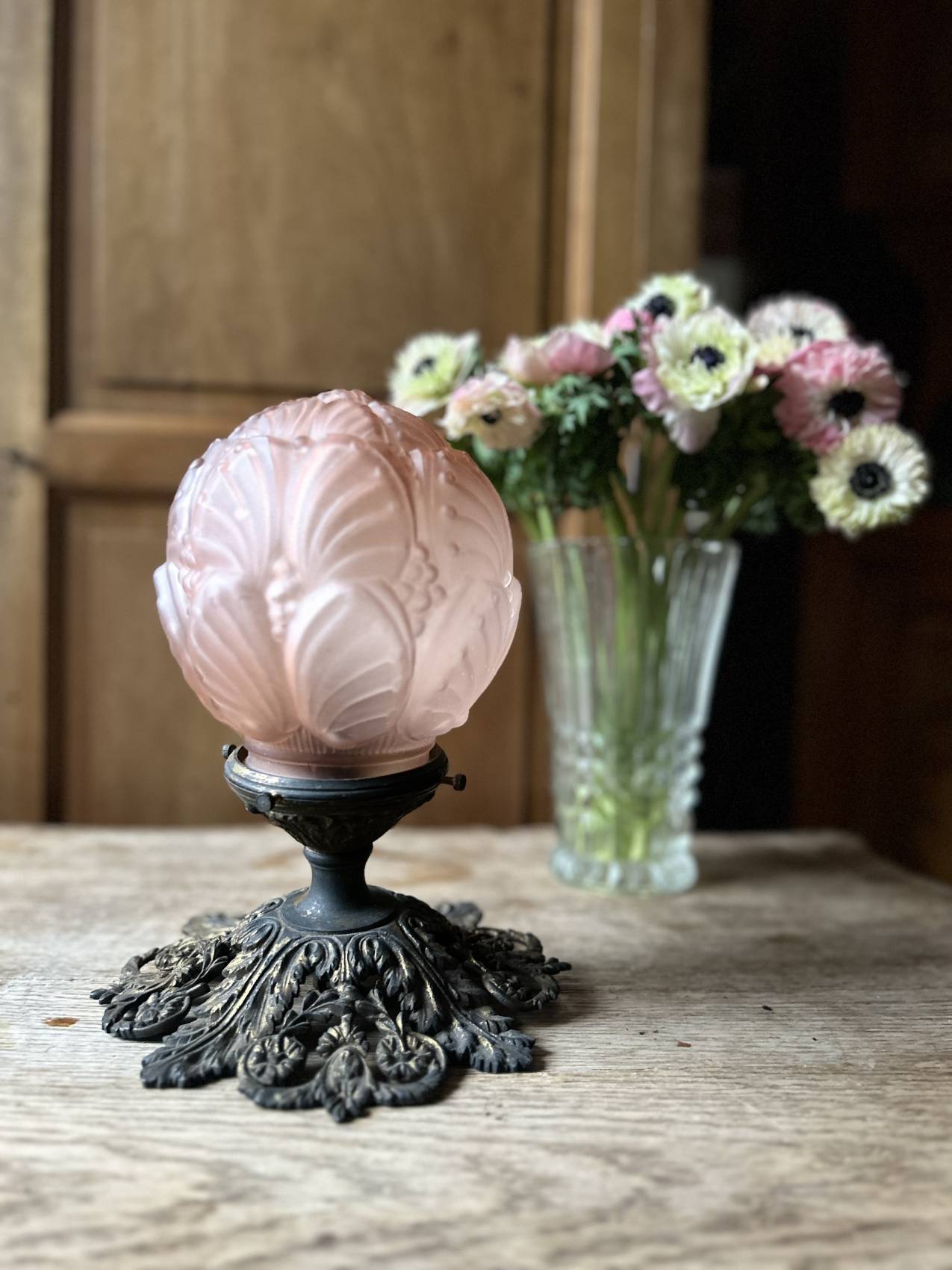 Plafonnier Art déco en bronze et pâte de verre vieux rose – motif floral – Image 3