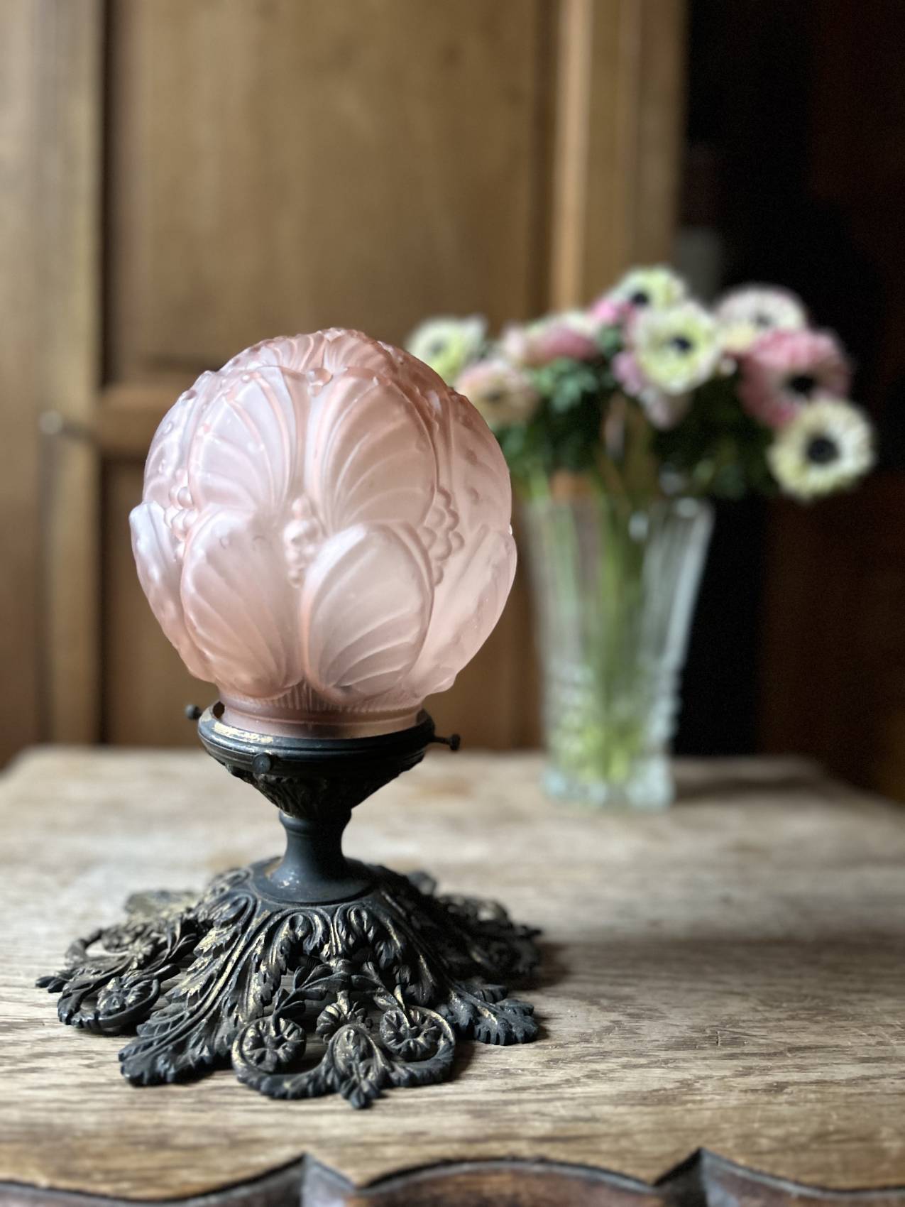 Plafonnier Art déco en bronze et pâte de verre vieux rose – motif floral – Image 4