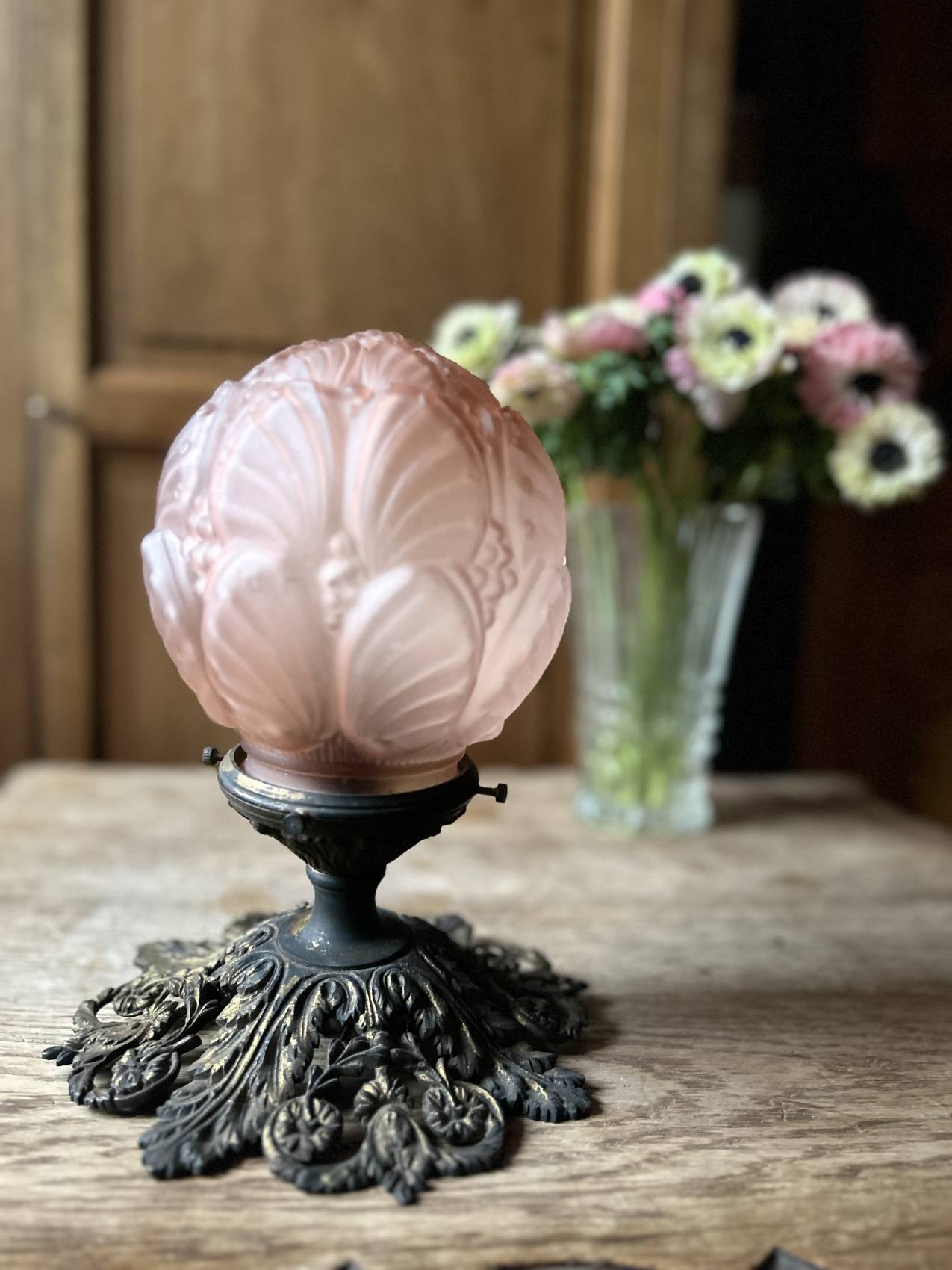 Plafonnier Art déco en bronze et pâte de verre vieux rose – motif floral – Image 6