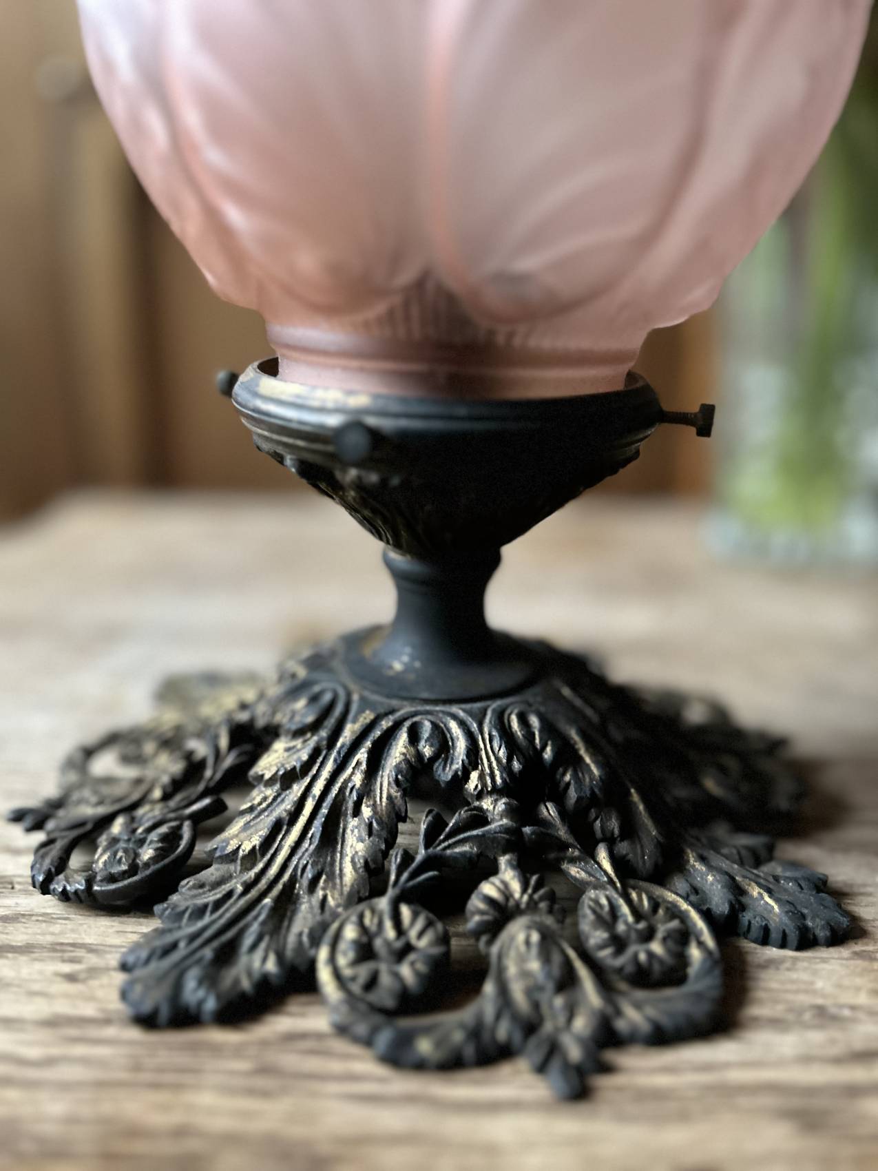 Plafonnier Art déco en bronze et pâte de verre vieux rose – motif floral – Image 7
