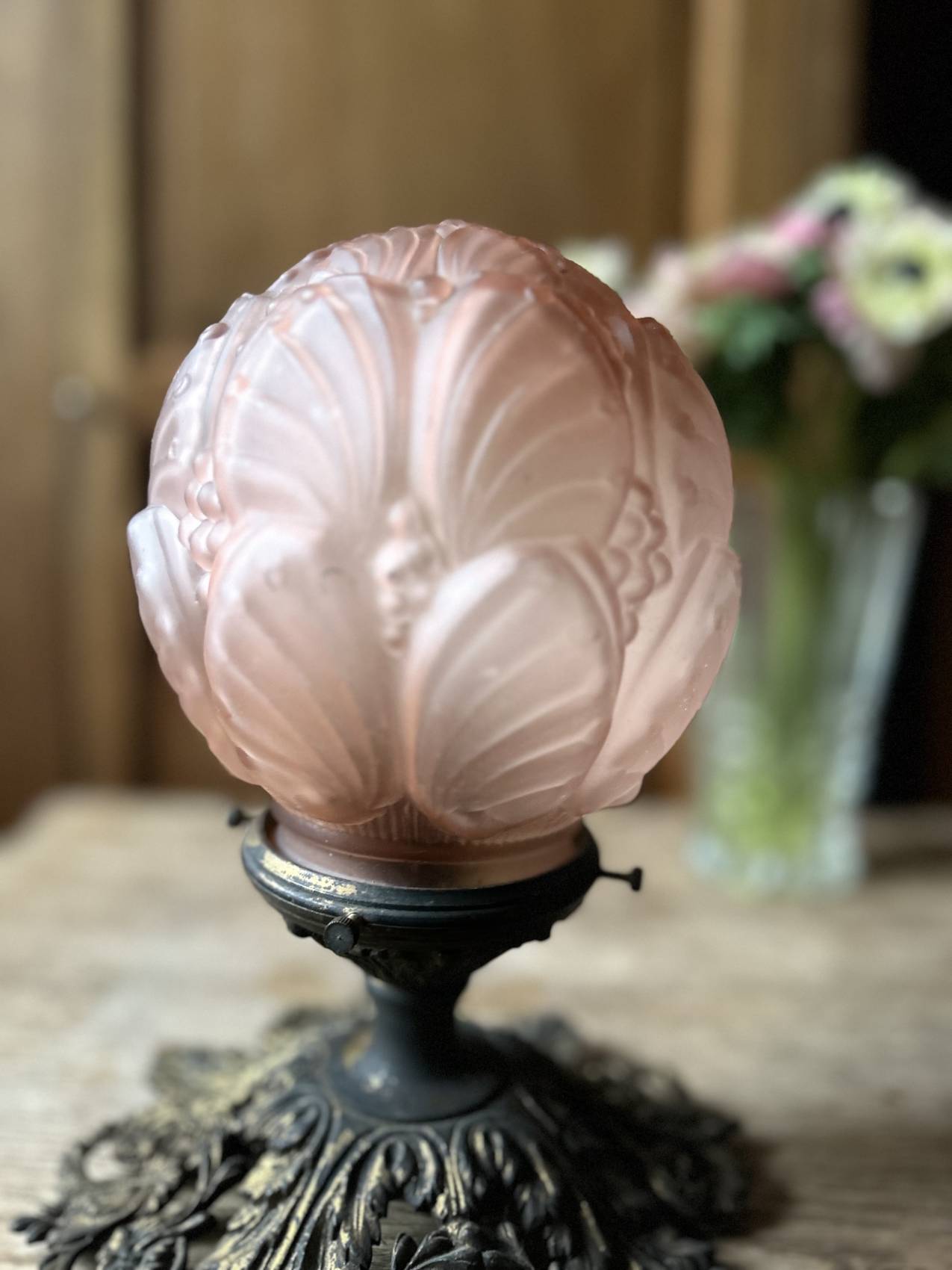 Plafonnier Art déco en bronze et pâte de verre vieux rose – motif floral – Image 8