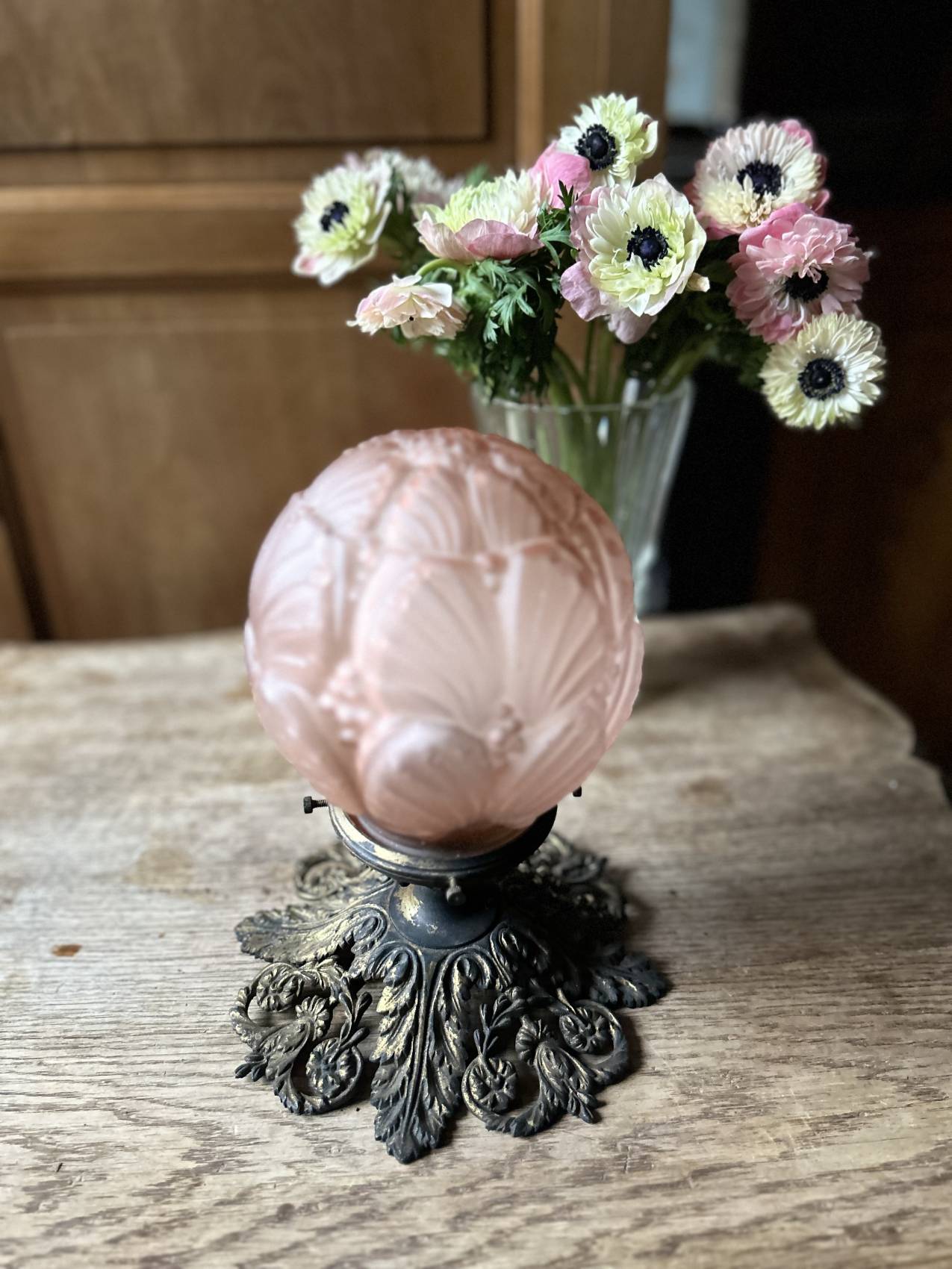 Plafonnier Art déco en bronze et pâte de verre vieux rose – motif floral – Image 5