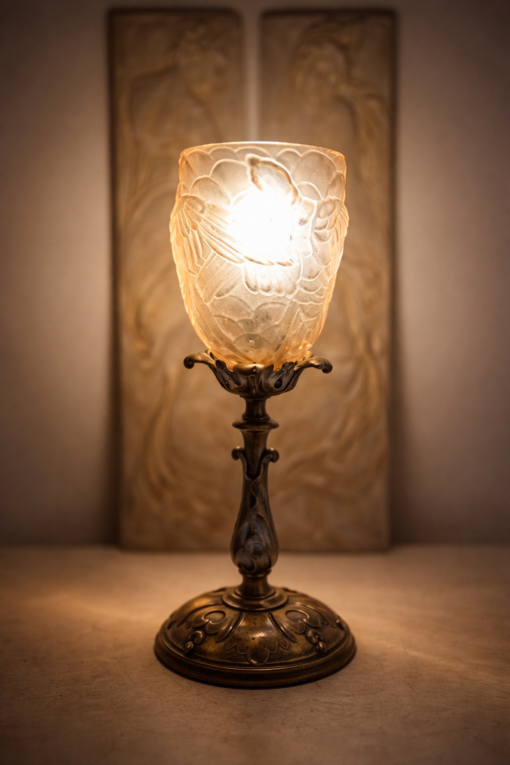 Lampe Époque art déco en bronze et tulipe rose à décor d’oiseaux – Une rareté poétique