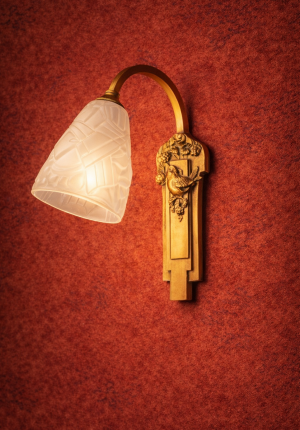 Applique Art déco en bronze doré signée Mouynet – décor oiseau et mûres