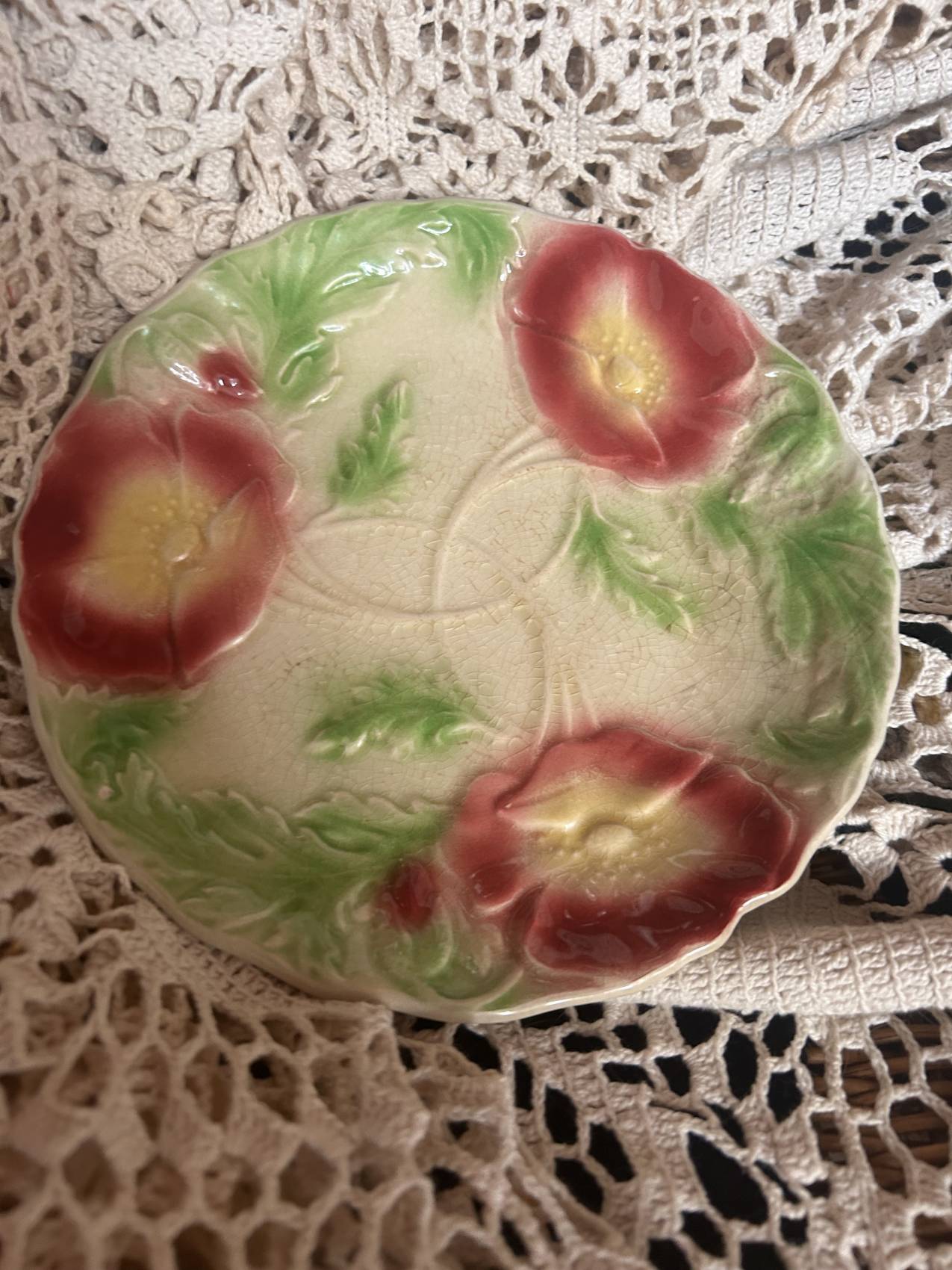 Duo d’assiettes plates en faïence barbotine aux anémones – Époque 1900 – Attribuées à Onnaing – Image 20