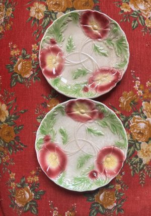 Duo d’assiettes plates en faïence barbotine aux anémones – Époque 1900 – Attribuées à Onnaing