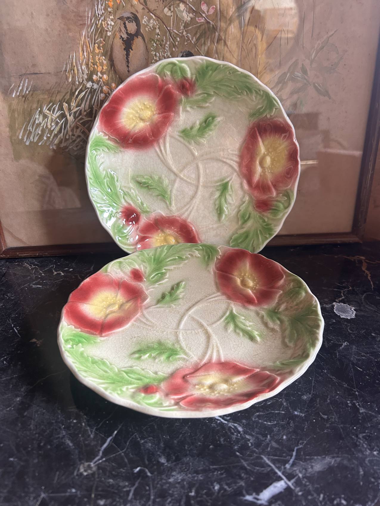 Duo d’assiettes plates en faïence barbotine aux anémones – Époque 1900 – Attribuées à Onnaing – Image 14