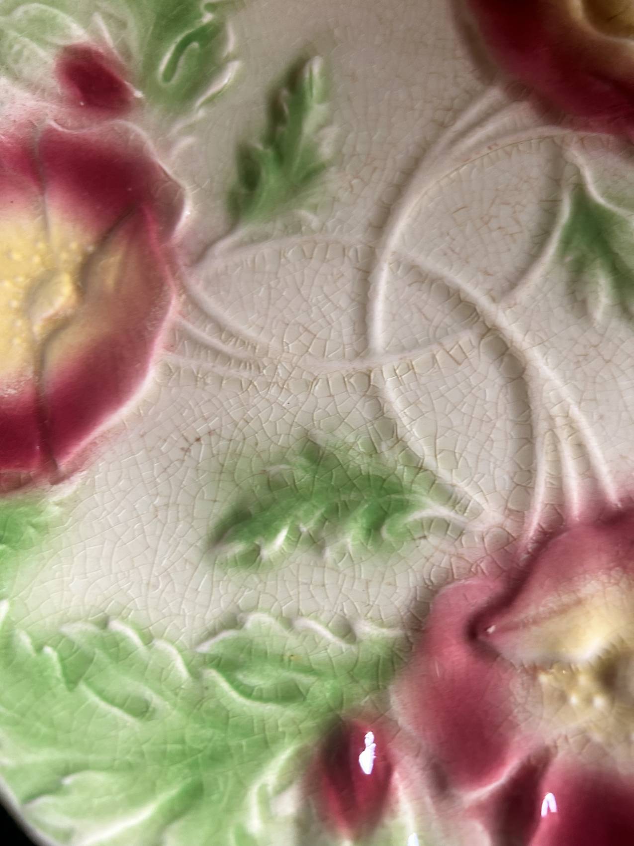 Duo d’assiettes plates en faïence barbotine aux anémones – Époque 1900 – Attribuées à Onnaing – Image 15
