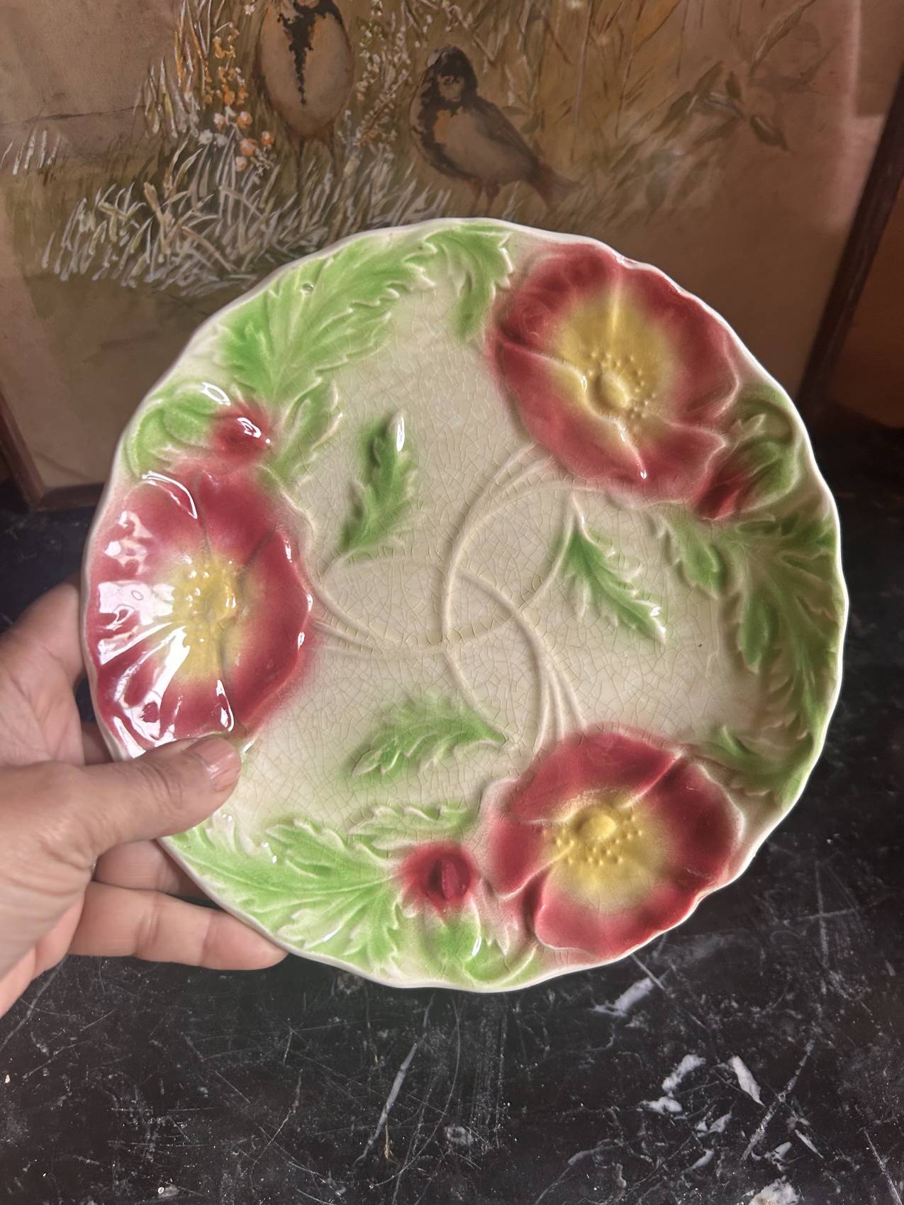 Duo d’assiettes plates en faïence barbotine aux anémones – Époque 1900 – Attribuées à Onnaing – Image 12