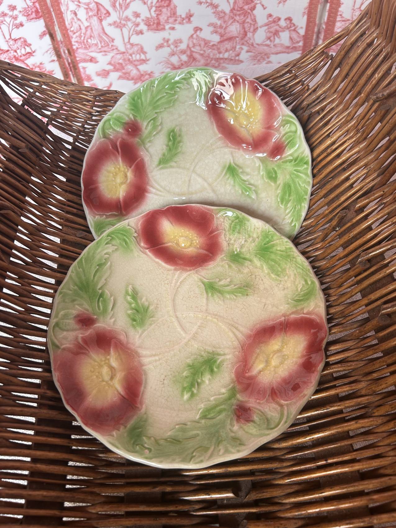 Duo d’assiettes plates en faïence barbotine aux anémones – Époque 1900 – Attribuées à Onnaing – Image 4
