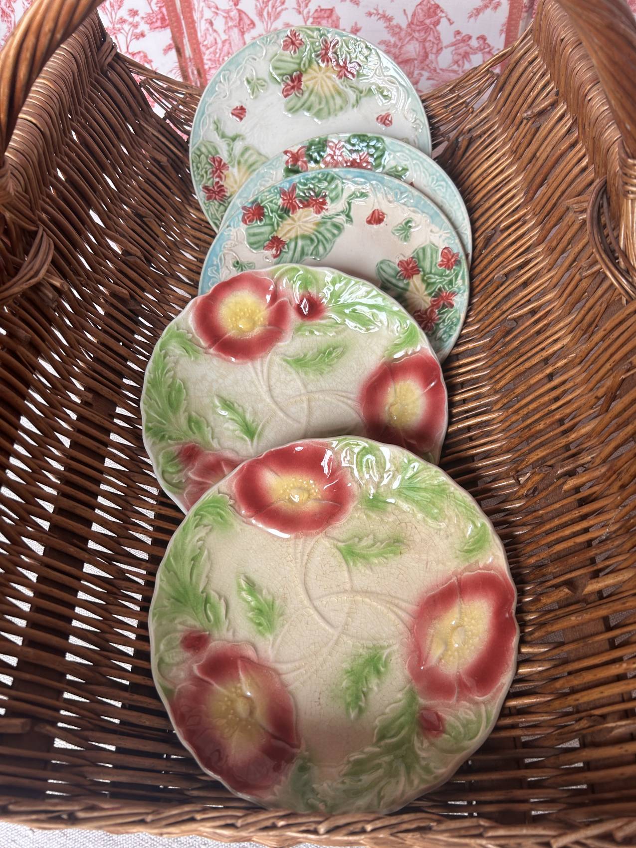 Duo d’assiettes plates en faïence barbotine aux anémones – Époque 1900 – Attribuées à Onnaing – Image 10