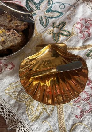 Beurrier coquille Saint-Jacques en porcelaine de Limoges – doré- Le chic passe à table