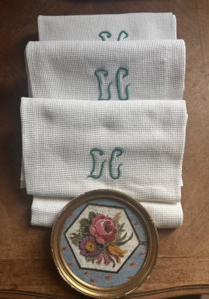 Trio de serviettes anciennes nid d’abeille monogramme LG vert  Prix de vente : 45 euros