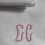 Trio de serviettes  de toilette anciennes en nid d’abeille monogramme L.C - brodées main rose