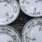Série  de 12 assiettes à entrée anciennes Saint-Amand – modèle Moderne Style – décor vert – 22 cm  un beau classique aux hortensias