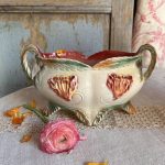 Jardinière ancienne en barbotine – époque 1900 – petit format décoratif aux fleurs