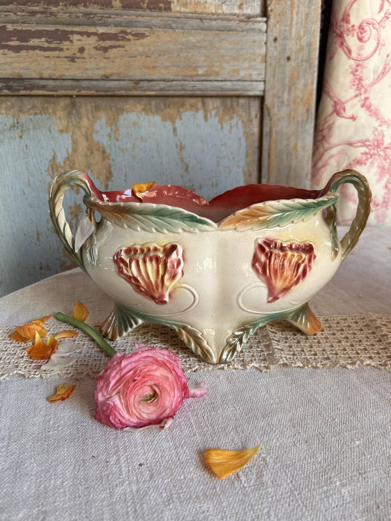 Jardinière ancienne en barbotine – époque 1900 – petit format décoratif aux fleurs