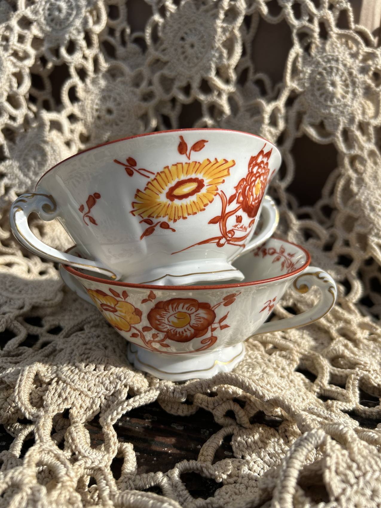 Deux tasses à bouillon en porcelaine fine de Limoges « Fabrique Royale »chic et raffinées – Image 3