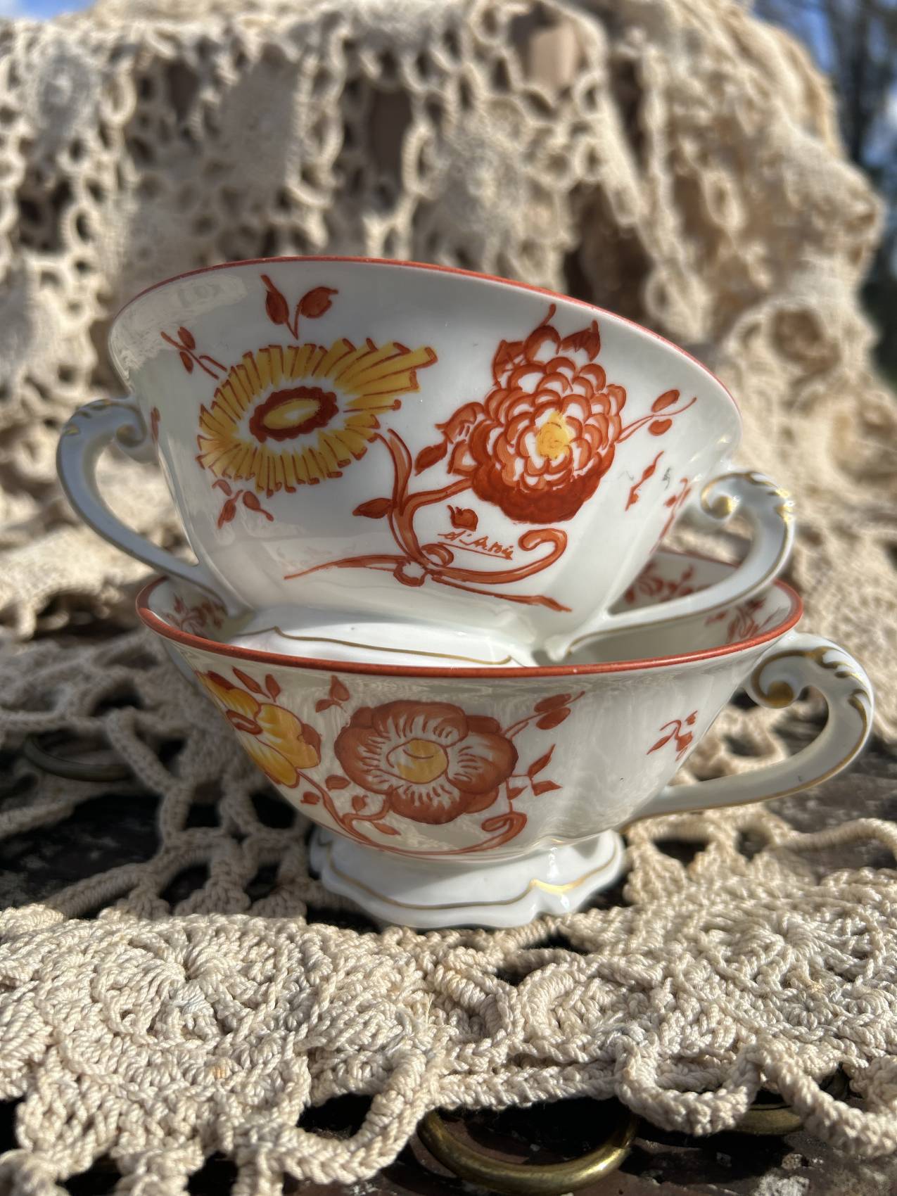Deux tasses à bouillon en porcelaine fine de Limoges « Fabrique Royale »chic et raffinées