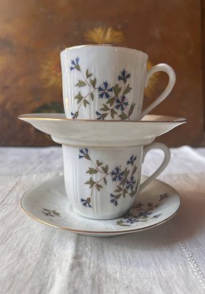 Duo de tasses en porcelaine de Mehun-sur-Yèvre modèle aux barbeaux – époque 1900 - Une pause café précieuse.